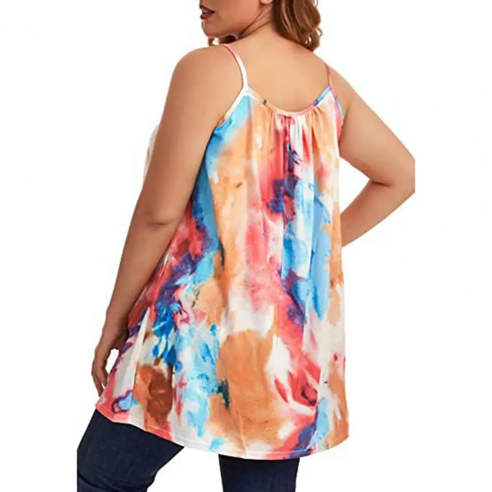 Frau in ärmellosem, buntem Batik-Top aus Baumwolle, Sommermode, Rückansicht.
