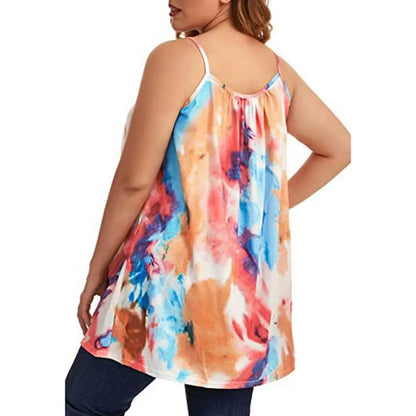 Frau in ärmellosem, buntem Batik-Top aus Baumwolle, Sommermode, Rückansicht.