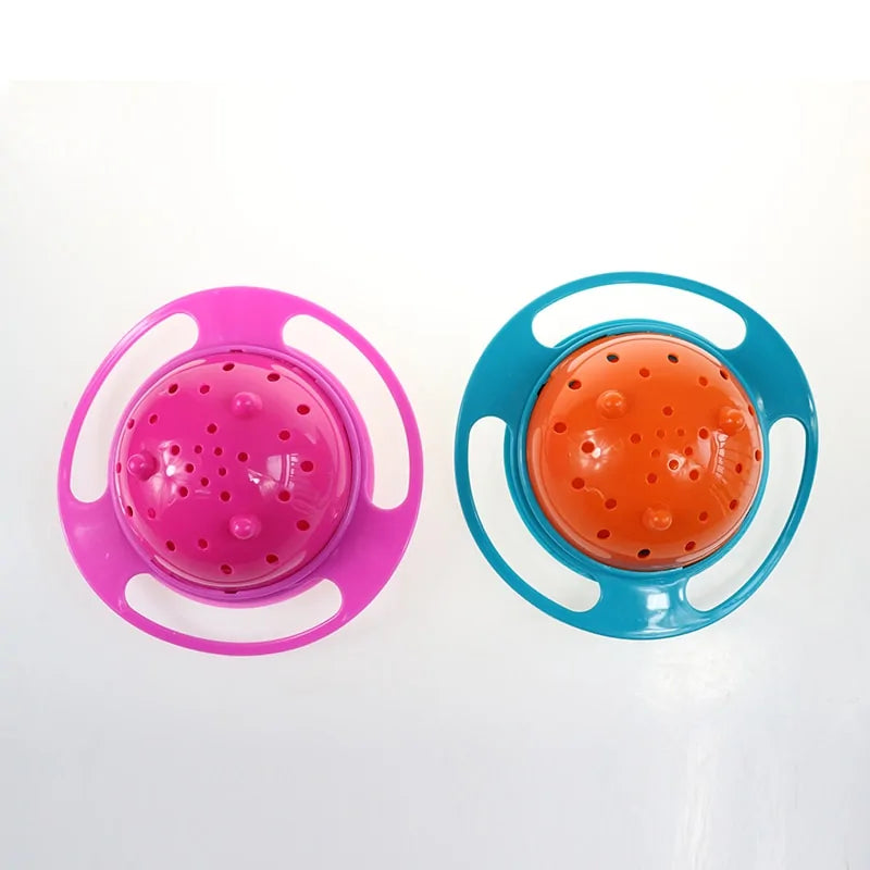 Zwei bunte Baby-Schnuller, rosa und orange, mit runden Griffen auf weißem Hintergrund.