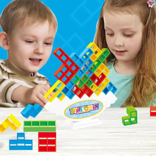 Kinder spielen mit buntem Tetris-Turm-Spielzeug, Gleichgewichtsspiel, Lernspielzeug.