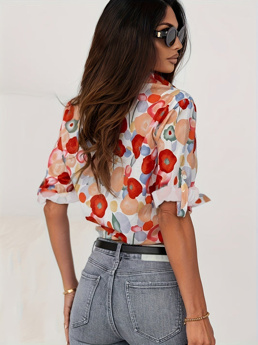 Frau in bunter Bluse mit Blumenmuster, Sonnenbrille, Jeans; modische Damenbekleidung.