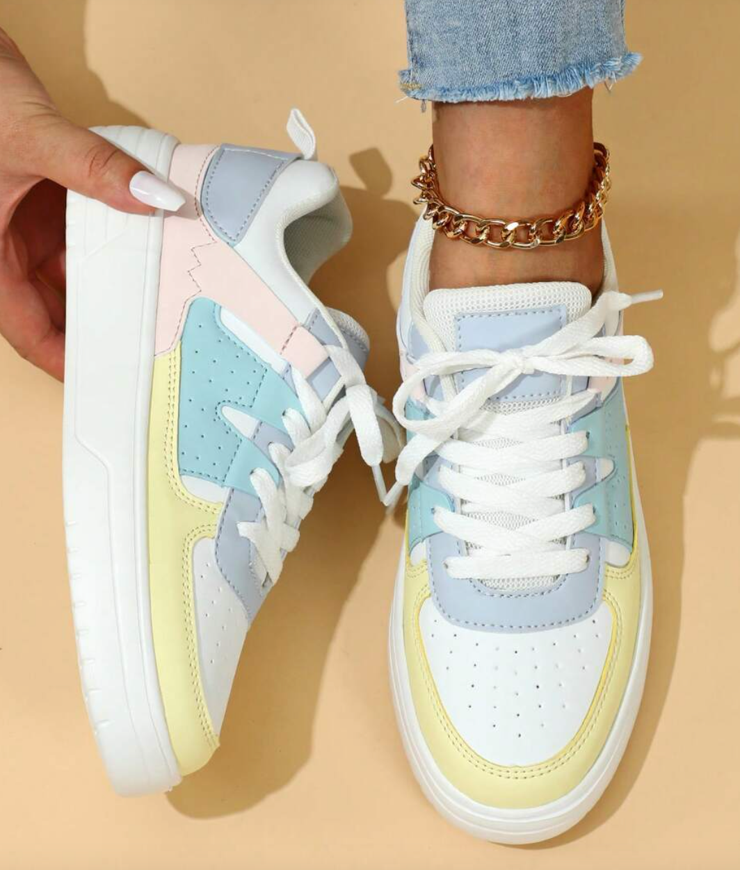 Damen-Sneaker in Pastellfarben, weiß, blau, gelb, rosa, mit Schnürsenkeln, modisch, bequem.