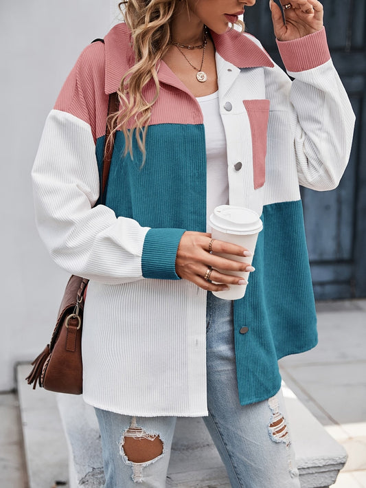 Farbblock-Cordjacke Damen, rosa-blau-weiß, lässig, Herbstmode, Kaffeetasse, Jeans.