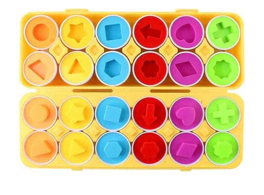 Bunte geometrische Formen in gelber Sortierbox, Lernspielzeug für Kinder, Kunststoff.