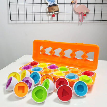 Buntes geometrisches Sortierspielzeug aus Kunststoff für Kinder, orangefarbene Box.
