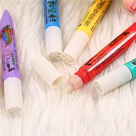 Bunte Textilmarker auf weißem Stoff, ideal für kreative Stoffgestaltung und DIY-Projekte.