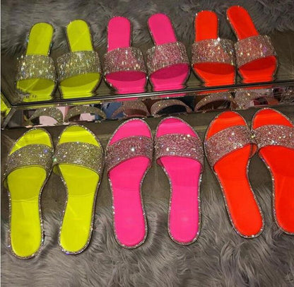 Bunte Damen-Sandalen mit Strass, flach, in Neonfarben: Gelb, Pink, Orange, modisch, glänzend.