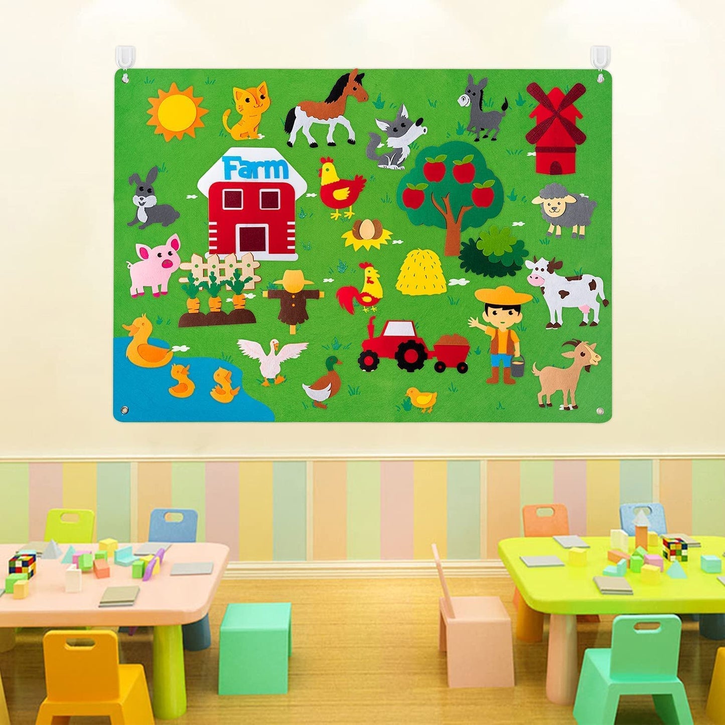 Bunte Bauernhof-Wanddekoration für Kinderzimmer mit Tieren und Traktor auf grünem Hintergrund.