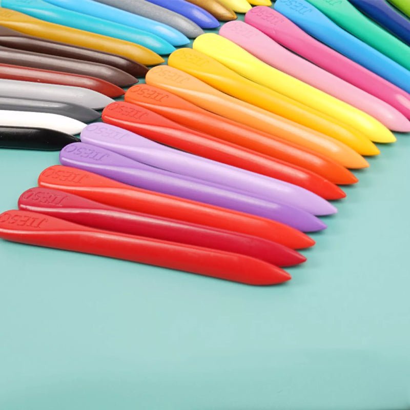 Bunte Kunststoffmesser auf grünem Hintergrund, ideal für Küche und Picknick.