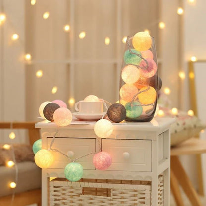 Bunte LED-Lichterkette in Glasvase auf weißem Tisch, dekorative Beleuchtung, gemütliches Ambiente.