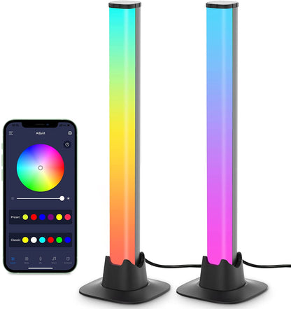 Zwei LED-Lichtleisten mit Farbwechsel, gesteuert per Smartphone-App, auf schwarzem Sockel.