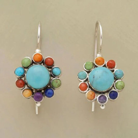 Silberne Ohrringe mit bunten Edelsteinen und türkisfarbenem Stein, handgefertigter Schmuck.