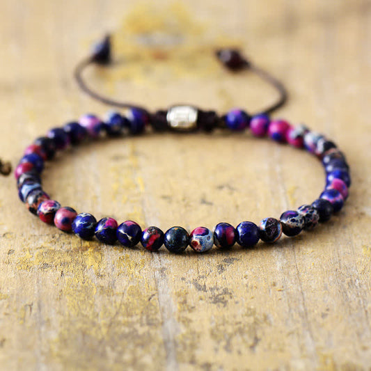 Armband aus bunten Edelsteinperlen, verstellbar, handgefertigt, modisches Accessoire.