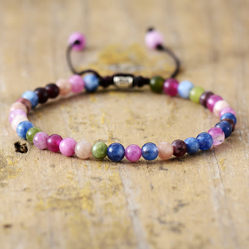 Bunte Edelstein-Perlenarmband auf Holz, verstellbar, handgefertigt, modisches Schmuckstück.