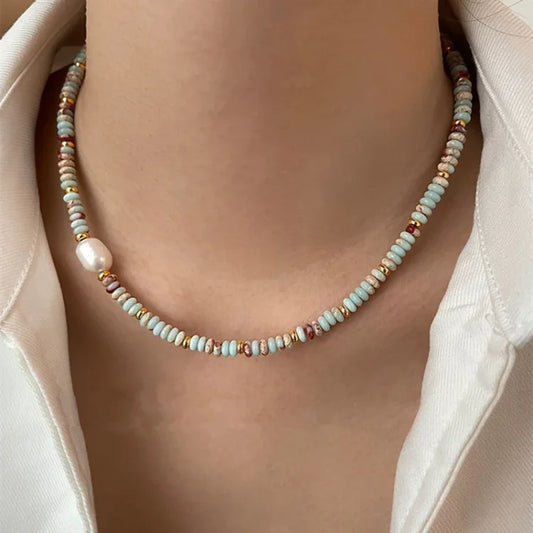 Halskette mit bunten Perlen und weißer Perle, Damenmode, Schmuck, elegant, modisch.