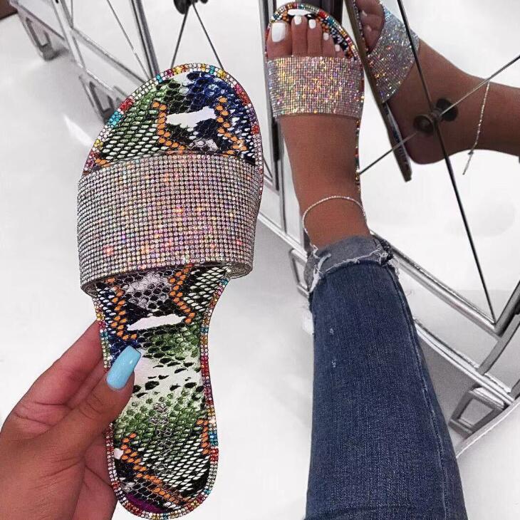 Bunte Damen-Sandalen mit Strass, Schlangenleder-Optik, modisch, Sommermode, Freizeitkleidung.