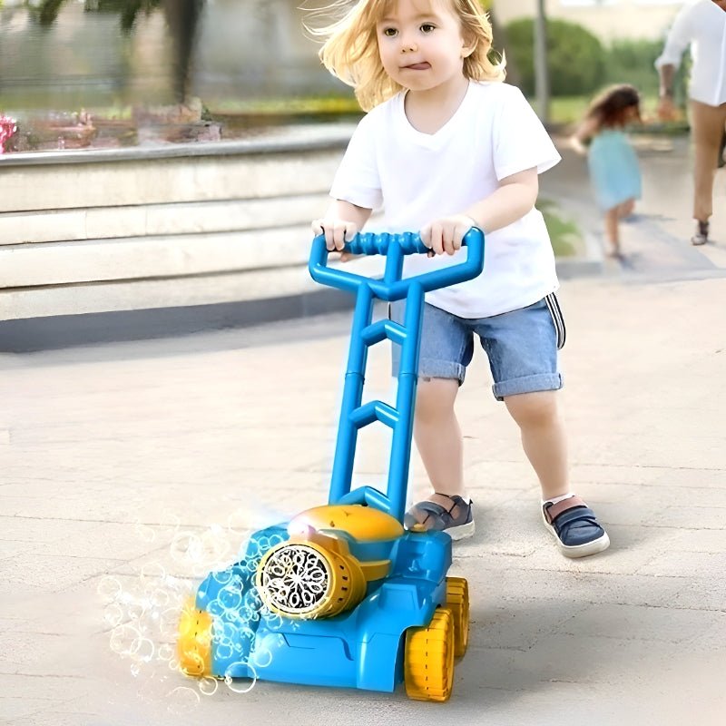 Kleinkind mit blauem Seifenblasen-Rasenmäher-Spielzeug im Freien.