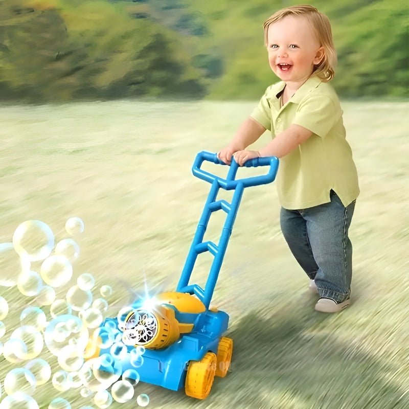 Kleinkind mit blauem Seifenblasen-Rasenmäher-Spielzeug im Freien, Spaß, Sommer.