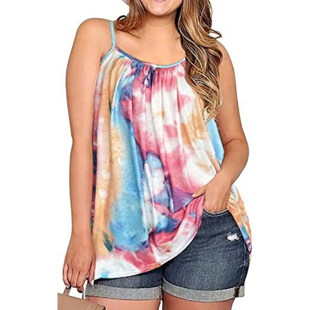 Frau in ärmellosem, buntem Batik-Top und Jeansshorts, lässige Sommermode.