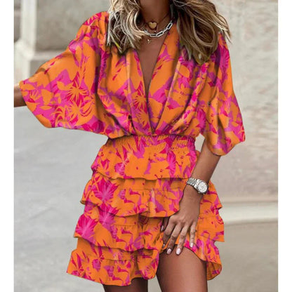 Frau in orange-pinkem Blumenkleid mit Rüschen, Sommermode, elegantes Design, Straße.