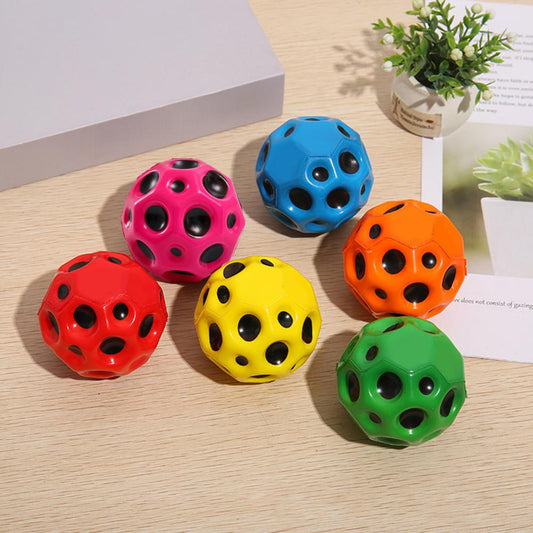Bunte Hundespielzeugbälle aus Kunststoff, sechseckiges Design, ideal für interaktives Spielen.