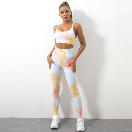 Frau in bunter Sportbekleidung, Yoga-Set, Leggings und Top, Fitnessmode, pastellfarben.