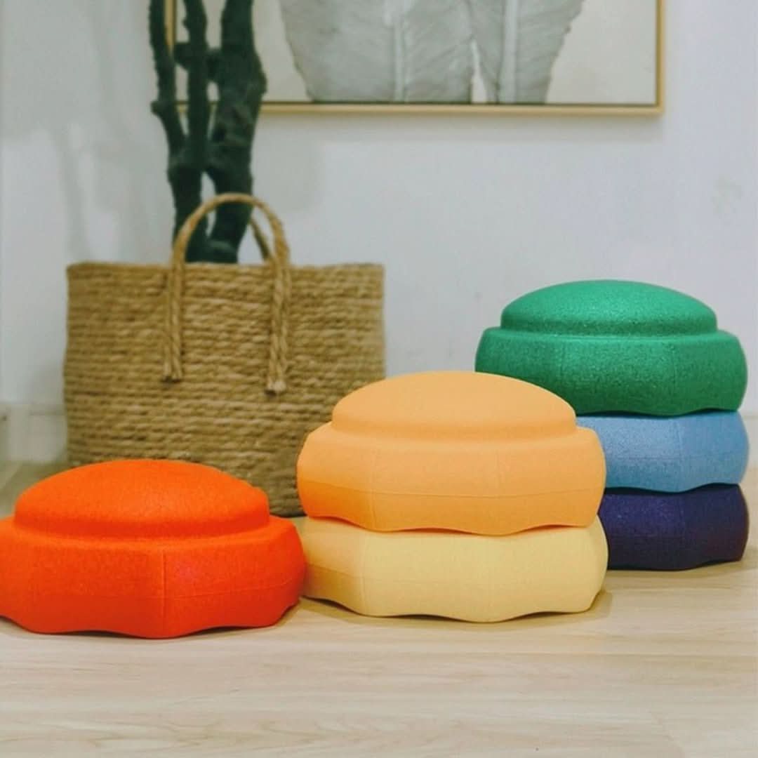 Bunte stapelbare Sitzkissen aus Filz, rund, für Kinderzimmer, in Orange, Gelb, Blau, Grün.