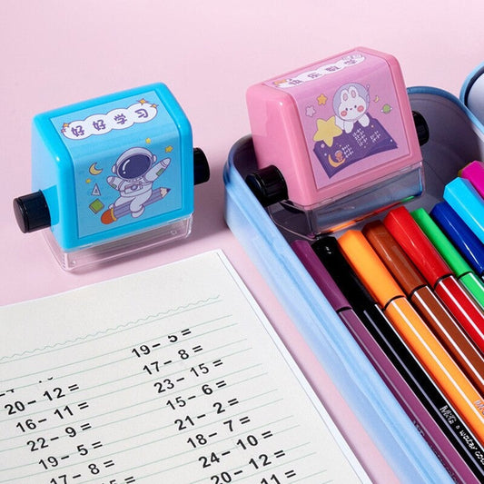 Bunte Stempelroller mit Astronauten- und Tiermotiven, ideal für Kinder, auf Schreibtisch.