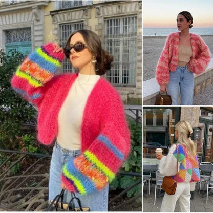 Damen Strickjacke bunt gestreift, flauschig, modisch, Herbstmode, Freizeitkleidung, Streetstyle.