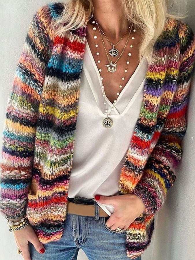 Frau in bunter Strickjacke, weißem Top und Jeans, modische Kleidung, lässiger Stil.
