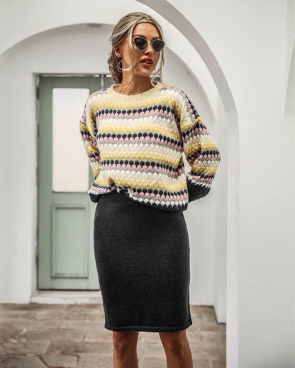 Frau in gestreiftem Pullover und grauem Rock, modisch, draußen, Sonnenbrille, lässiger Stil.