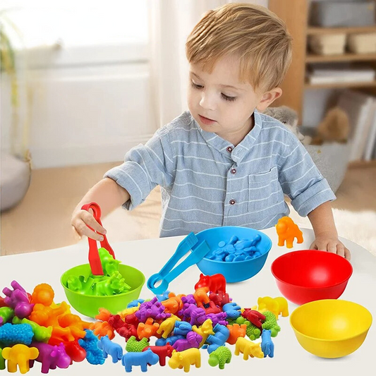 Kleinkind spielt mit bunten Tierfiguren und Schalen, Lernspielzeug, motorische Fähigkeiten.