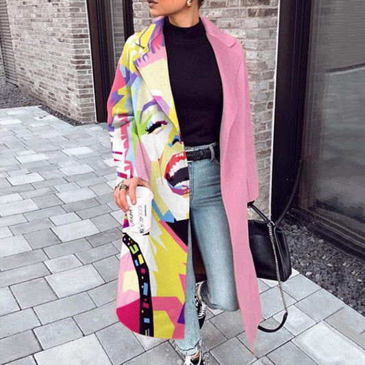 Frau in rosa Mantel mit Pop-Art-Design, schwarze Tasche, Jeans, Kaffeebecher, Straße.