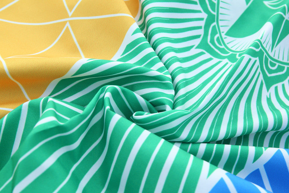 Bunte Seidenstoff mit gelben und grünen Streifen, ideal für Mode und Dekoration.