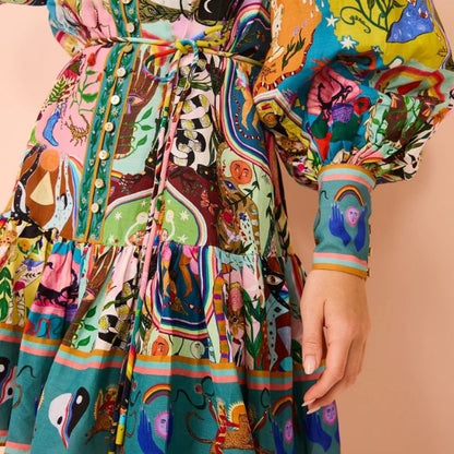 Buntes Kleid mit abstraktem Muster, langen Ärmeln und Knopfleiste, Damenmode, Boho-Stil.