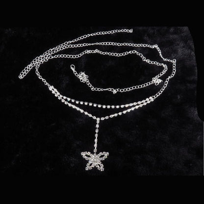 Silberne Schmetterlingskette mit Strasssteinen auf schwarzem Hintergrund, eleganter Schmuck.