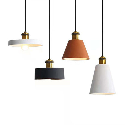 Vier moderne Hängelampen, schwarz, weiß, braun, aus Metall, minimalistisch, Inneneinrichtung.