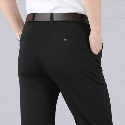 Schwarze Herrenhose, elegant, mit braunem Gürtel, Business-Look, Rückansicht.