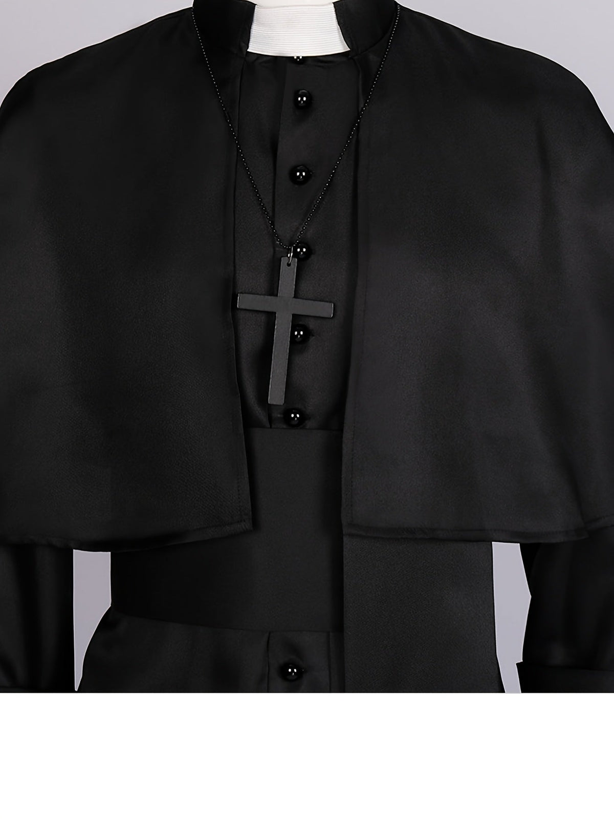 Detailaufnahme von weißem Stehkragen, schwarzer Kreuzkette, Knöpfen und Umhang am Priesterkostüm 7