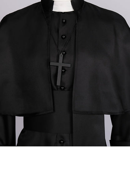 Detailaufnahme von weißem Stehkragen, schwarzer Kreuzkette, Knöpfen und Umhang am Priesterkostüm 7