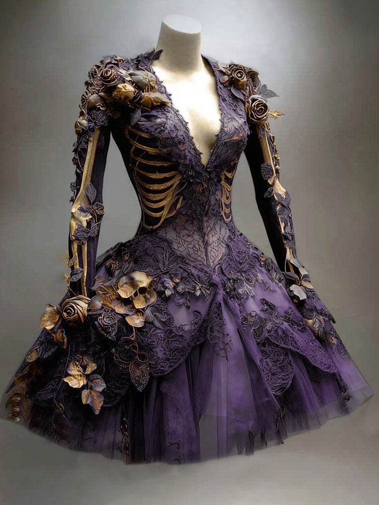 Variante in Violett mit goldenem Skelettmuster, Spitze, Rosen und kleinem goldenem Totenkopf an der Hüfte, dazu Tüllrock. 6