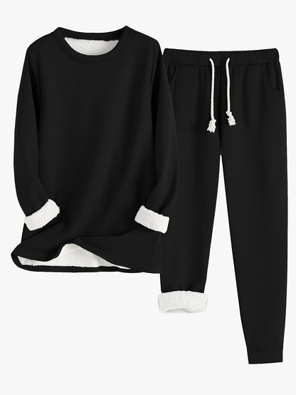 Zweiteiliges Set in Schwarz: Pullover und Jogginghose mit hellem Fleece-Futter, sichtbar an Ärmelbündchen und Hosenbeinen 4