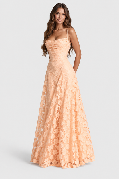 Pfirsichfarbenes Kleid aus Blumenspitze, Frontansicht mit drapiertem Ausschnitt, schmalen Trägern und weitem, bodenlangem Rock. 6