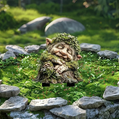 Schlafender Troll mit Blätterkranz auf bemoostem Stumpf, im Moosbeet von einem Kreis aus Steinen umgeben. 18