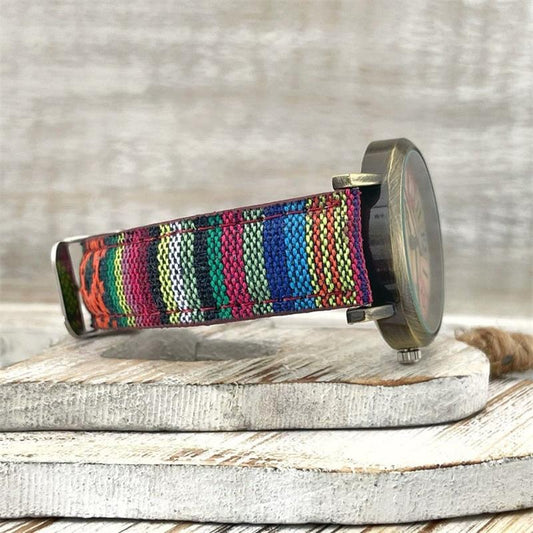 Uhr mit mehrfarbigem Regenbogen-Muster & Geflochtenem Band – Elyvra