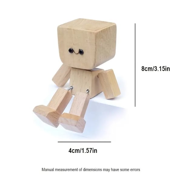 Sitzende Holzfigur mit lächelndem Gesicht seitlich vor weißem Hintergrund, mit eingezeichneten Maßangaben zu Höhe und Breite. 2