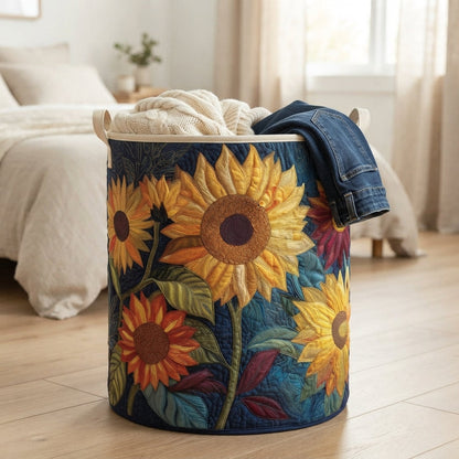 Der Sonnenblumen-Korb steht im Schlafzimmer auf Holzboden, gefüllt mit Strickdecke und Jeans, neben dem Bett. 4