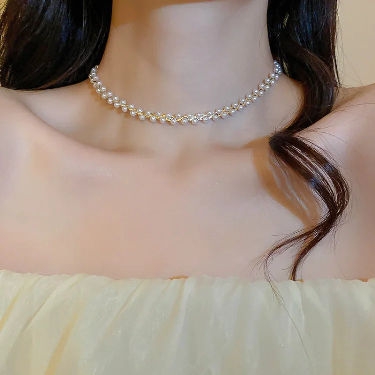Frau trägt elegantes Perlenhalsband, zweireihig, klassisch, Schmuck, Modeaccessoire.