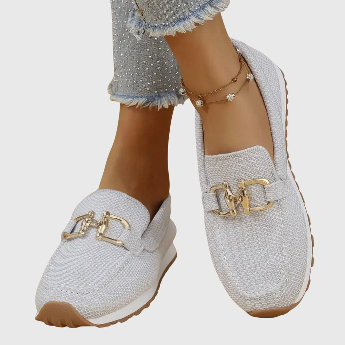 Hellgraue Slipper von vorn, die goldene Zierspange und die Naht an der Spitze sind gut erkennbar 9