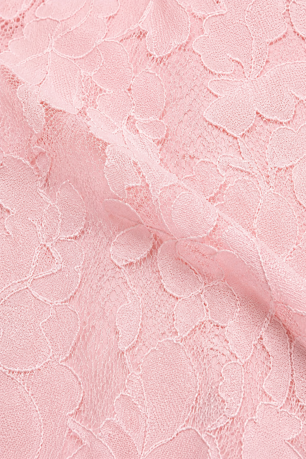 Nahaufnahme rosa Blumenspitze mit feinem Netzgrund und aufgestickten Blüten, leicht gefaltet, zeigt Struktur des Stoffs. 17